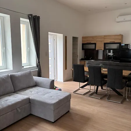 Zelia Apartmanhaz Διαμέρισμα *